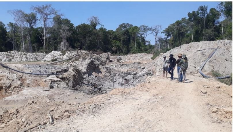 Ação integrada apreende máquinas em garimpo ilegal e prende cinco pessoas por crime ambiental