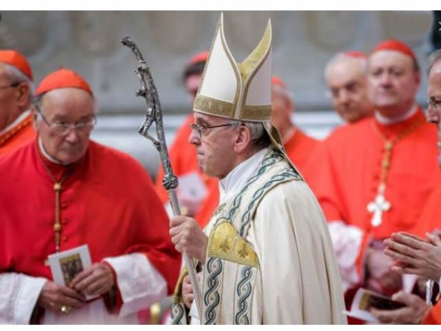 Polícia invade orgia gay regada a drogas de padres do Vaticano