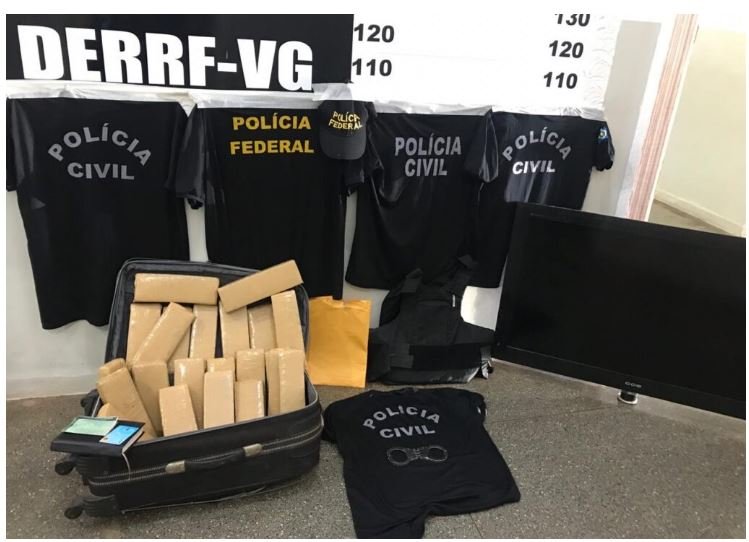 PC apreende 22 tabletes de maconha e uniformes policiais em casa usada como base de apoio à facção criminosa