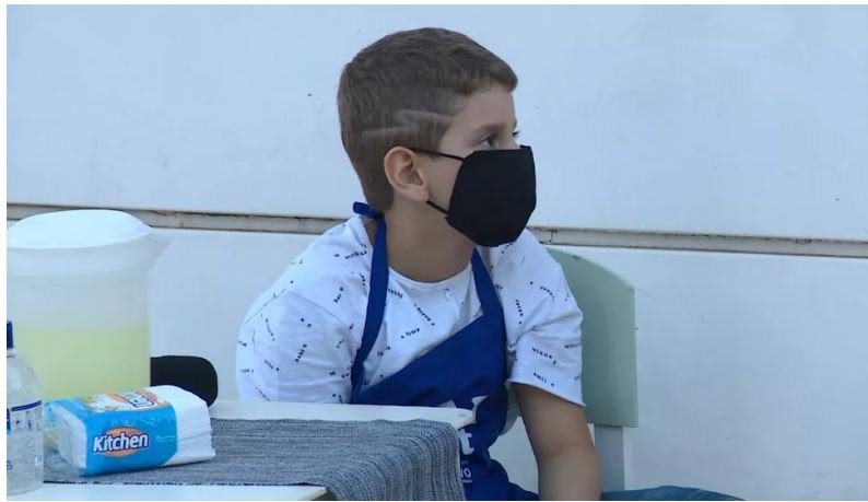 Garoto de 6 anos arrecada R$ 100 com venda de sucos e doa dinheiro para hospital comprar respirador