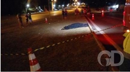 Mulher morre ao ser atropelada por carro e ser arremessada em canteiro central
