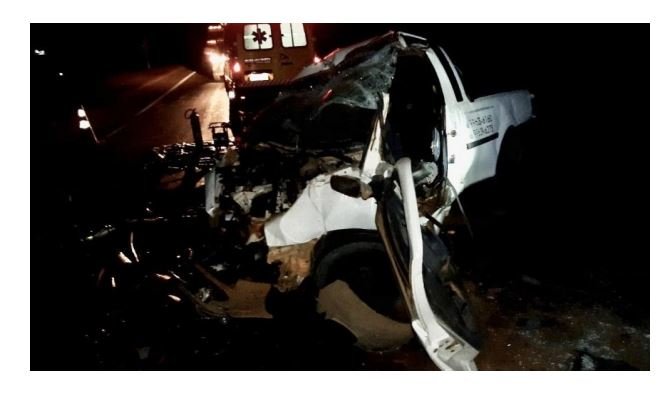 Homem morre em colisão entre pick-up e carreta na BR-163