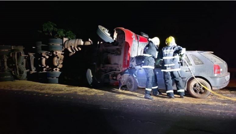 Carro bate em carreta tombada e motorista morre na BR-163 em Guarantã