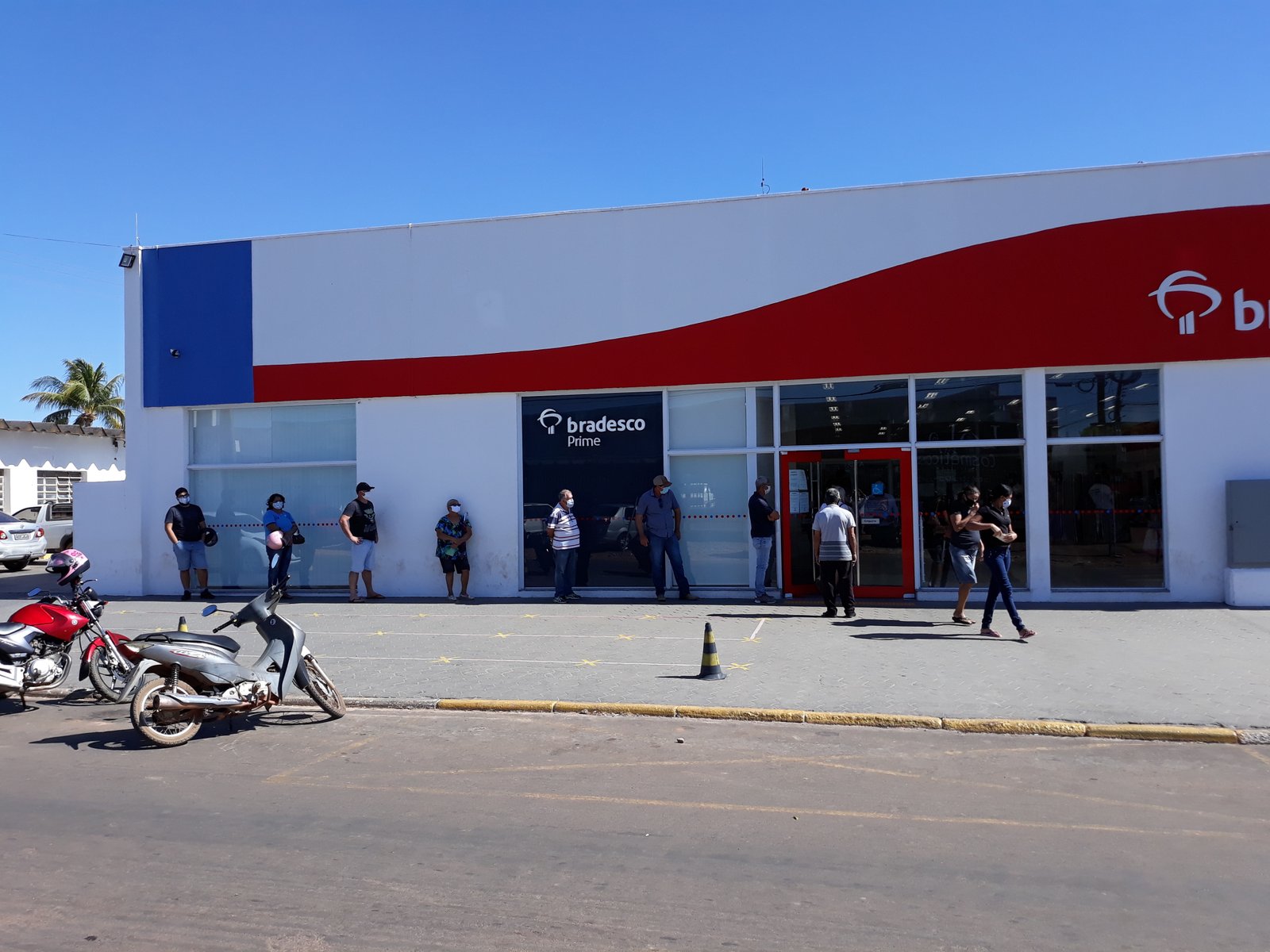 Bradesco de Colíder patrocina bronzeamento grátis para os clientes.(Video)