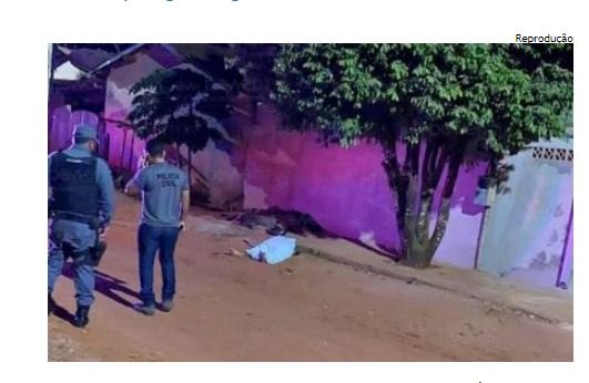 Dupla armada mata homem com 10 tiros no interior na porta de casa