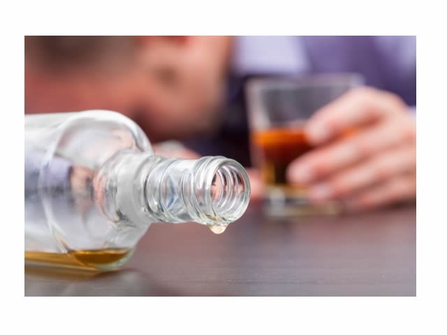Jovem morre após grupo obrigá-lo a beber cachaça para ganhar R$ 1