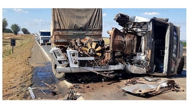 Três carretas se envolvem em acidente na BR-163