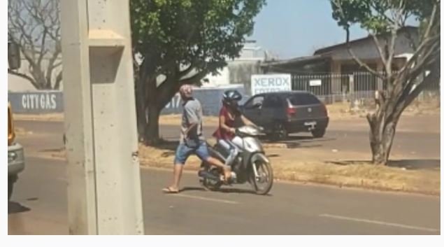 Homem aparentando desequilíbrio mental ou embriaguez provoca o próprio atropelamento por moto em avenida de Juara.