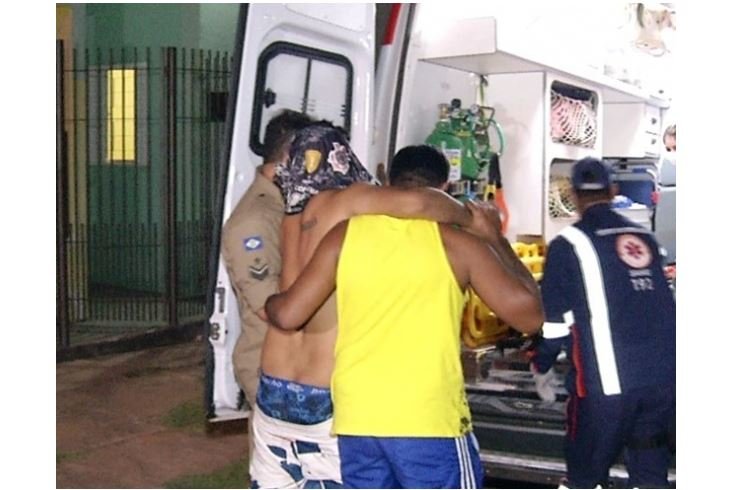 Marido é esfaqueado pela esposa e pede pra ela não ser presa