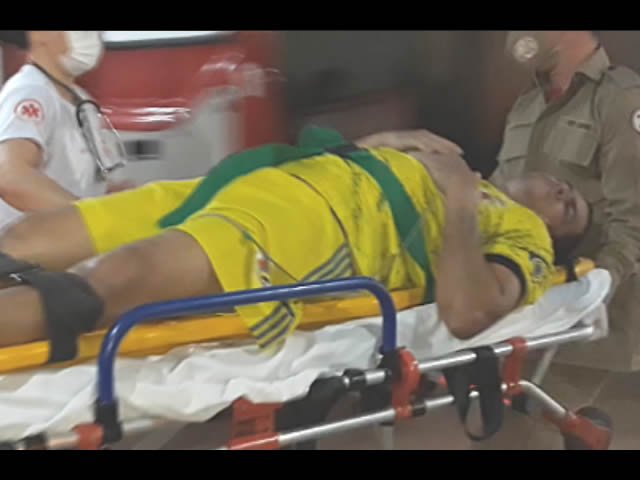 Bombeiros de Colíder socorrem atleta que sofreu mal súbito em clube. (Vídeo)