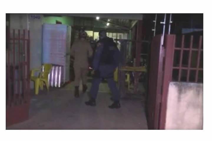 Homem armado com faca tenta agredir policiais militares e tiro precisou ser disparado