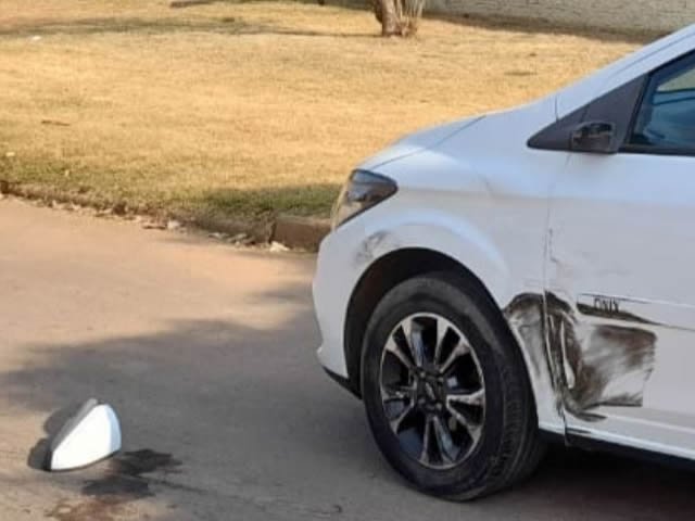 Mulher em Colíder danifica veiculo estacionado e foge do local. (Fotos)