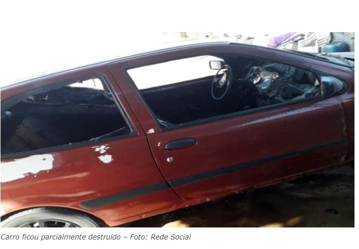 Indignada, mulher ateia fogo no carro do ex-namorado