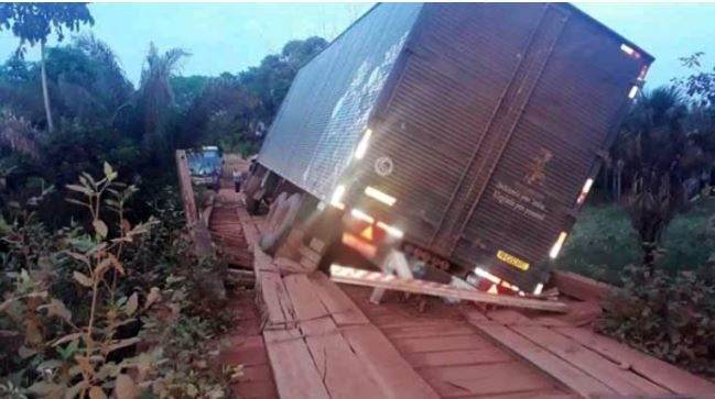 Ponte quebra e por pouco caminhão não cai em rio em Mato Grosso