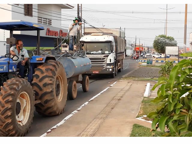Prefeitura de Colíder está molhando as plantas nesta época de seca. (Vídeo)