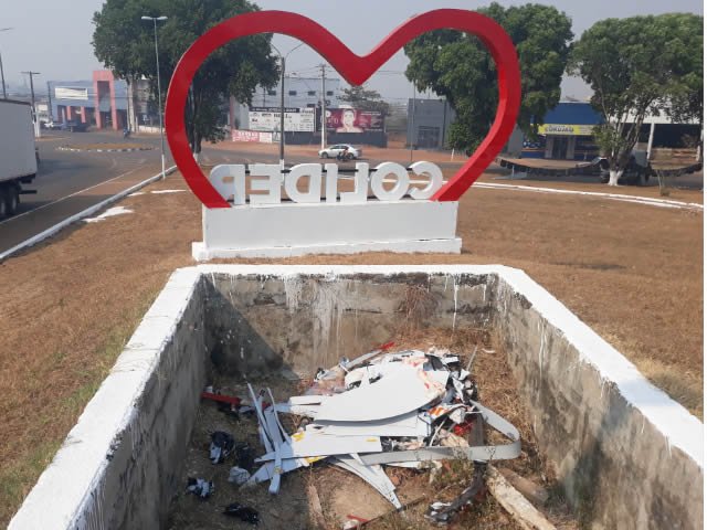 Empresa construiu o simbolo em Colíder e deixou os restos do materiais na praça. (Vídeo)