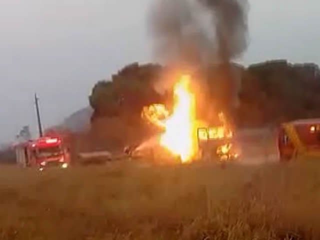 Bombeiros de Colíder combatem incêndio em caminhão na zona rural da cidade. (Vídeo)