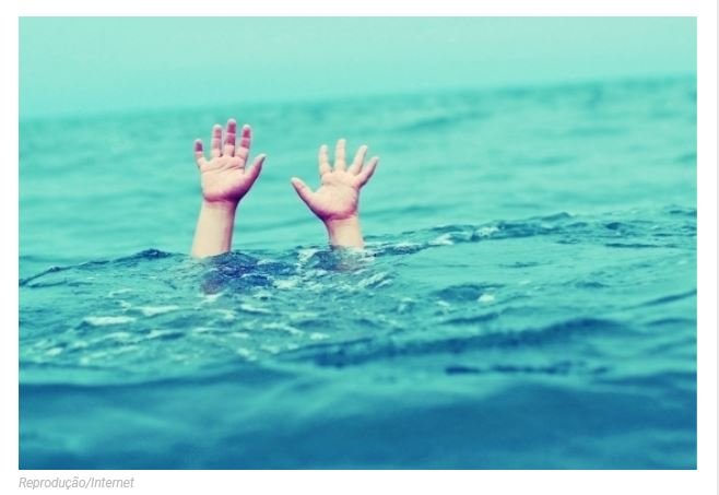 Menino de 6 anos é resgatado por bombeiros após cair em piscina de casa no interior