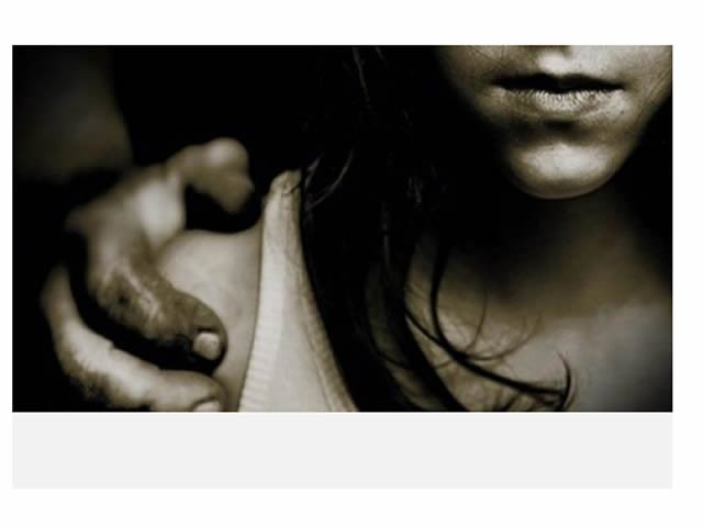Mulher é estuprada após ser arrastada e amarrada em matagal