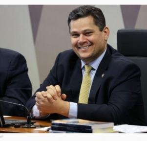 Alcolumbre lê pedido e cria CPMI para investigar fraudes no INSS
