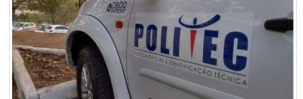 Mulher suspeita de matar marido chora sobre o corpo após crime