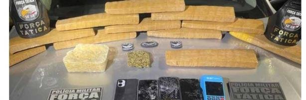 Força Tática apreende 12 tabletes de drogas e conduz três pessoas