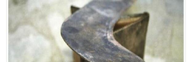 Homem ataca com foice companheira 15 anos mais velha