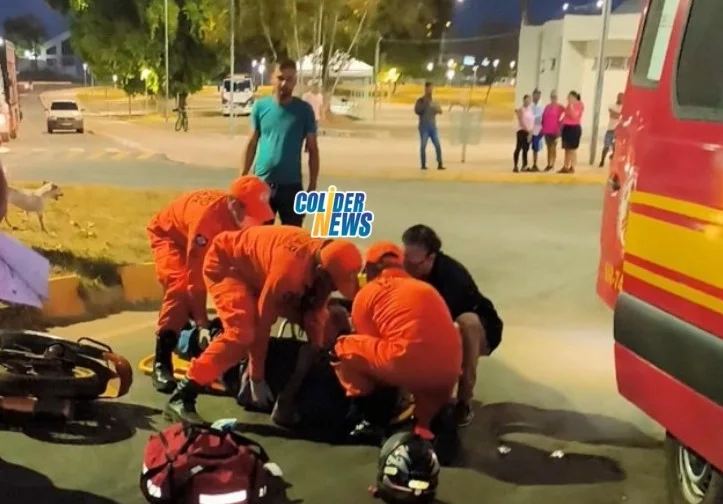 Motociclista em Colíder é atropelado por Hilux dentro da rotatória da Praça Central. (Vídeo)