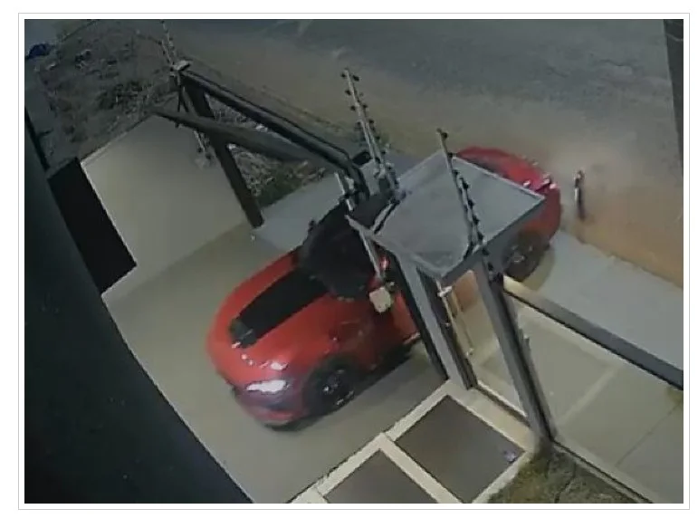 Homem acusado de cárcere diz que mulher pegou Mustang sem autorização e arrombou portão