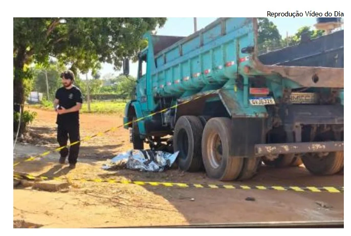 Menor morre ao bater moto elétrica contra caminhão-caçamba no interior