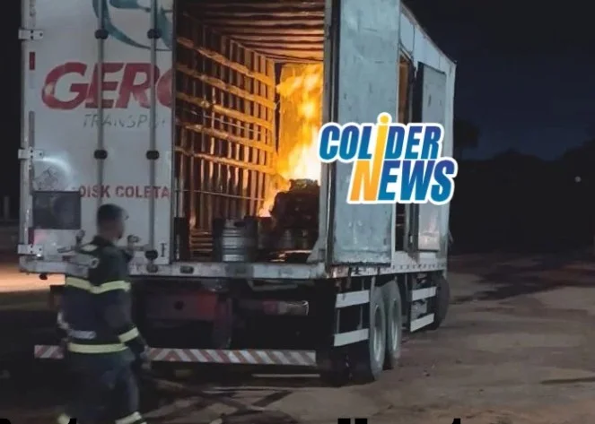 Em Colíder caminhão de carga fica destruido por chamas em frente empresa. (Vídeo)