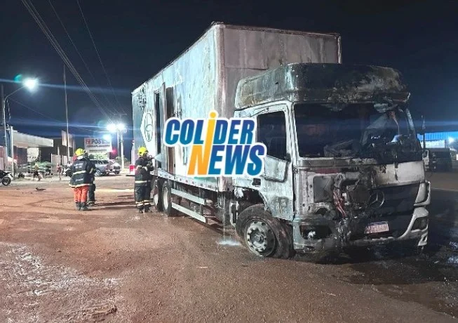 Em Colíder caminhão de carga fica destruido por chamas em frente empresa. (Vídeo)
