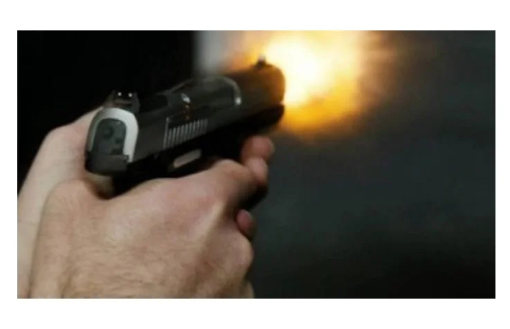 Amigo atira contra convidado de aniversário em suposto assédio