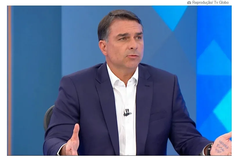 Flávio Bolsonaro leva “cola” na mão no JN. Saiba o que estava escrito