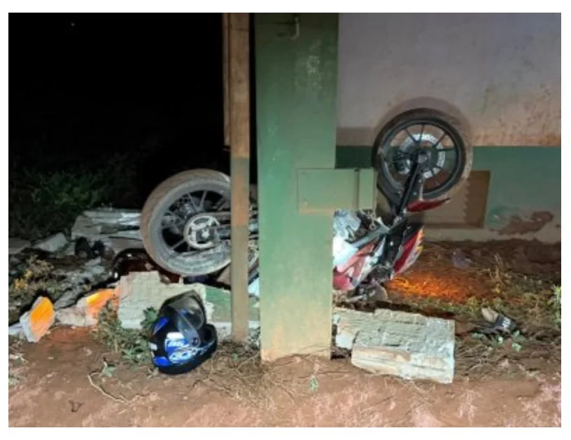 Jovem morre após bater moto contra parede de fazenda em MT