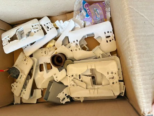 Na foto acima o que restou de uma instalação eletrica de uma das casas.