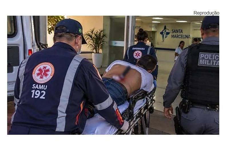 Homem é esfaqueado e chega a hospital com faca cravada nas costas em MT
