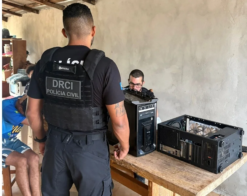 Suspeitos de armazenar pornografia infantil são alvos da PJC em cidade de MT.