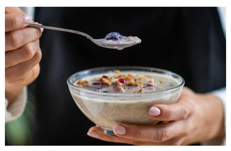 Este café da manhã, recomendado por nutricionistas, é rico em proteínas e saciante, com sabor e textura semelhantes a um pudim. É rápido e fácil de preparar