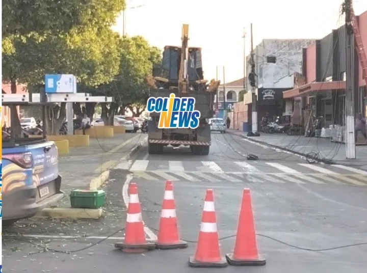 Incidente no centro de Colider com caminhao transportando retoescavadeira destroi redes de energia, internet e telefonia.(Vídeo)