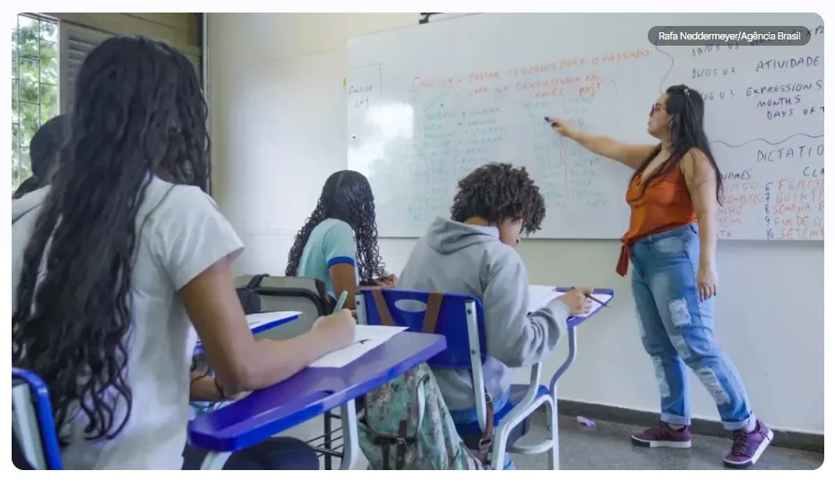 Professores mais velhos se multiplicam enquanto entrada de jovens na carreira despenca