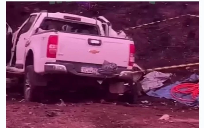Carreta derrapa na pista, colide em camionete e mata mulher e criança na BR-364; vídeo