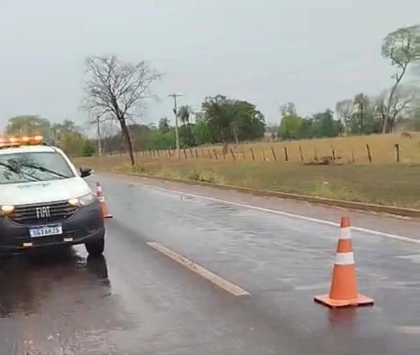 Motociclista morre em forte batida contra carreta na BR-364 entre Rondonópolis e Pedra Preta; vídeo forte