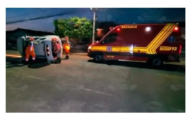 Mulher se distrai em Sinop, bate veículo e capota com bebê dentro.