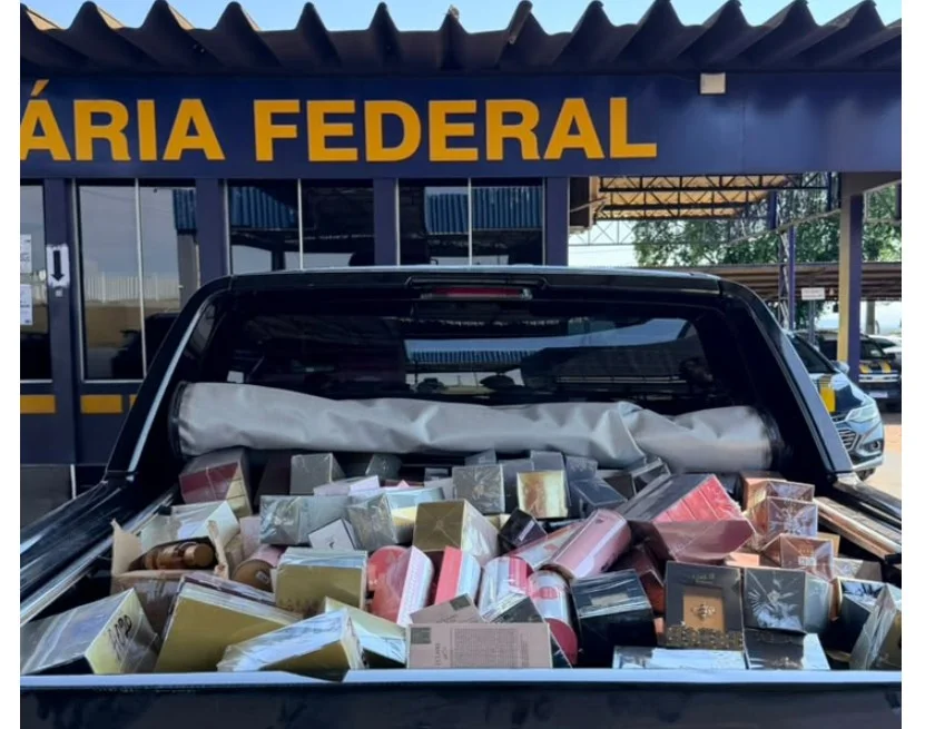 Dupla é presa com perfumes, anabolizantes e eletrônicos após tentar fugir de posto da PRF