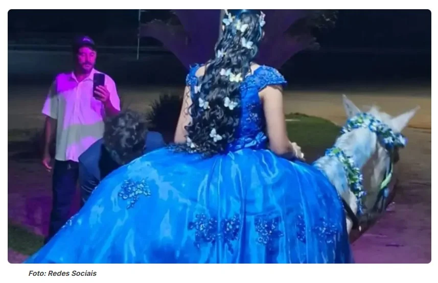 Jovem chega a festa de 15 anos montada em égua ao som de Leonardo para homenagear avô em Goiás