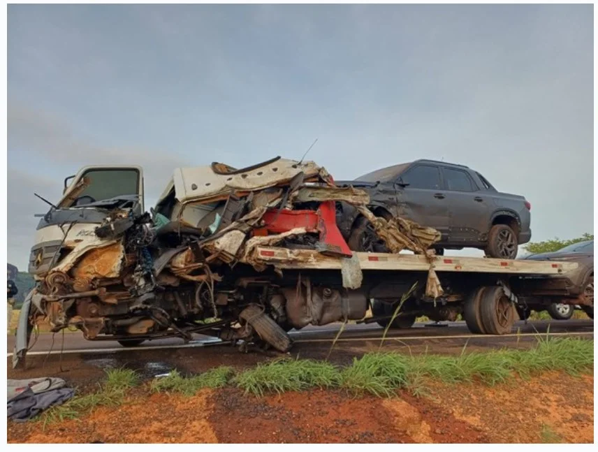 Motorista é arremessado e morre em colisão frontal entre caminhões na BR-158 em MT; vídeo