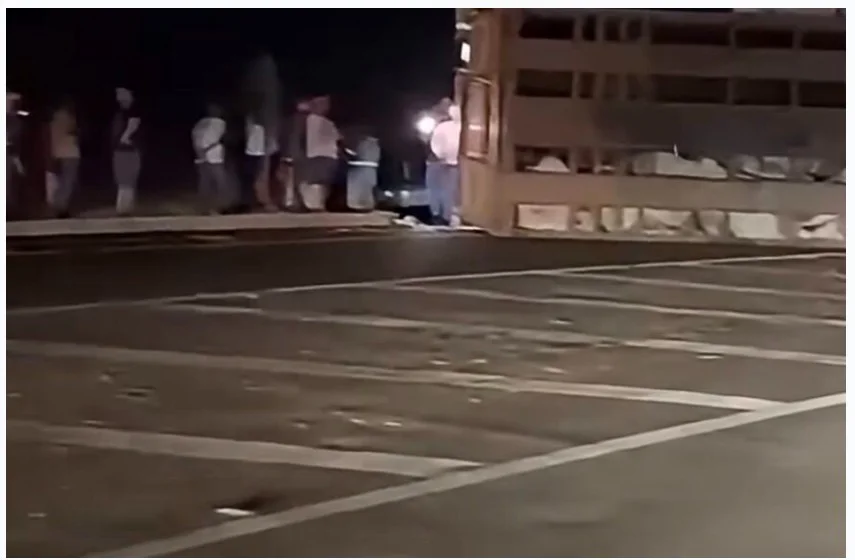 Carreta carregada de gado tomba após colisão no trevo de Jaciara e provoca fila quilométrica na BR-364