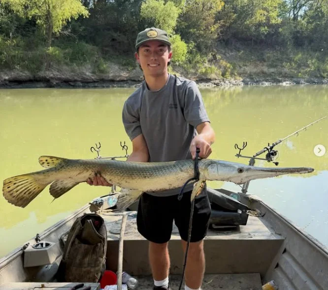 Jovem captura peixe híbrido raro de mais de 200 milhões de anos