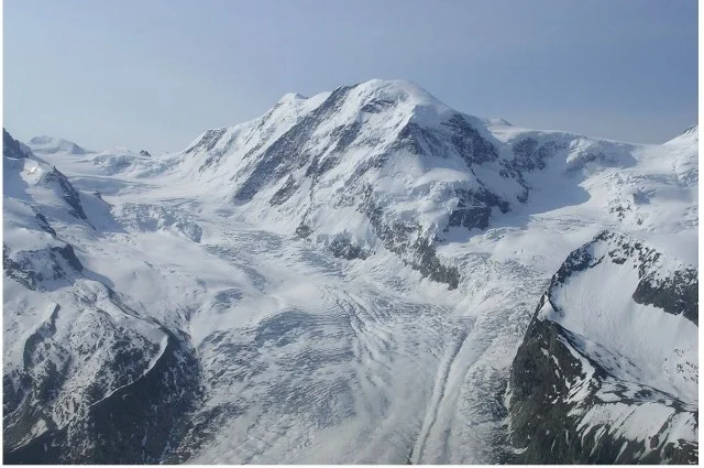 Quatro estudantes envolveram parte de uma geleira nos Alpes Suíços com lã de ovelha: eles acabaram de descobrir que reduziram o derretimento pela metade